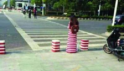 南京高校女生與隔離墩撞衫成網絡紅人(圖)