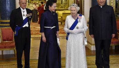 習近平向英女王贈彭麗媛專輯 女王回贈莎翁詩集