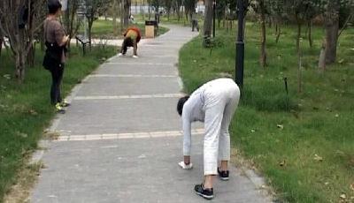 鄭州市民爬行鍛煉如“喪尸” 醫生稱可治療頸椎病
