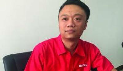 江蘇男子高速砸車救下一家三口 5秒后車爆炸