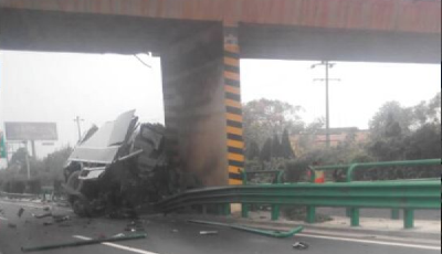 湖南運鈔車墜橋致3人當(dāng)場死亡 400萬現(xiàn)金散落(圖)