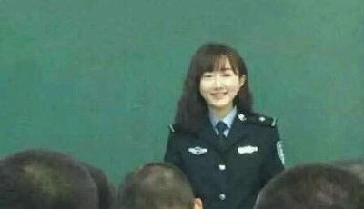 河南最美英語(yǔ)女教師走紅 海歸博士清純可愛(ài)