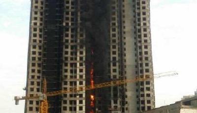 鄭州樓盤著火致2死 記者采訪被打并遭警察帶走