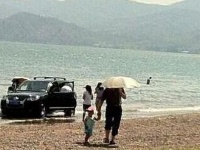 為省錢湖邊洗車 百萬豪車被淹廢還受重罰