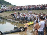 為省錢湖邊洗車 百萬豪車被淹廢還受重罰