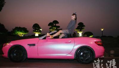 女子開跑車送外賣月入15萬 曬露胸照攬客(圖)