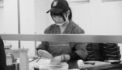 大學"食堂女神"走紅 每天有人為看她排隊打飯