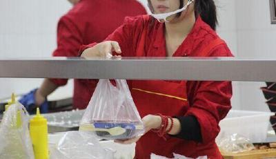 大學“食堂女神”走紅 有人為看她排隊打飯