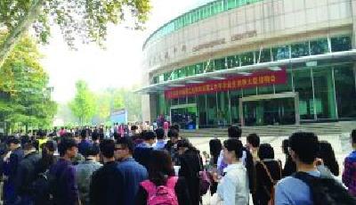 招聘會上企業青睞本科生 研究生簡歷被當場退回