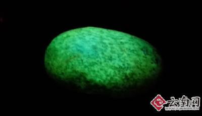 云南現(xiàn)隕石"夜明珠" 買家出價(jià)5600萬元被拒(圖)