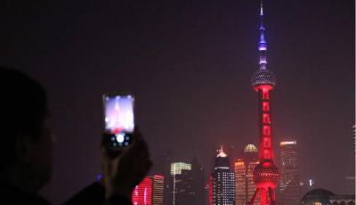 致哀巴黎，東方明珠亮燈錯了嗎？