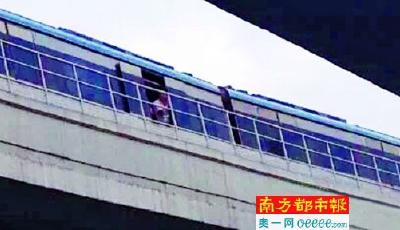 深圳地鐵被雨傘逼停 乘客打砸車窗強行扒門
