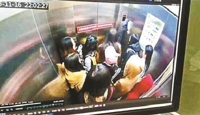 女大學生乘電梯遭同學潑冷面 兩人斗毆引圍觀