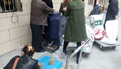 四川母親扛500多斤硬幣為女兒買房 樓盤炒作？