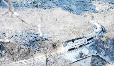 美哉！“開往春天的列車”穿越居庸關(guān)雪海