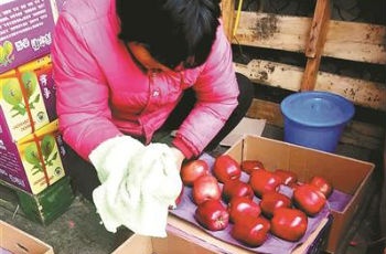 商戶違規(guī)抹農(nóng)藥美容 國(guó)產(chǎn)花牛變蛇果