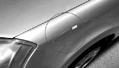 "熊孩子"比賽拿石頭刮花54輛車 事發(fā)數(shù)日家長不露面