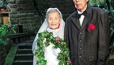 98歲老人攜妻重拍婚紗照 讀70年前英文情詩(圖)