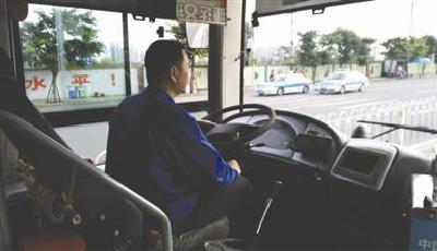 公交司機(jī)“報站”： 又上來倆，車上有4個小偷了