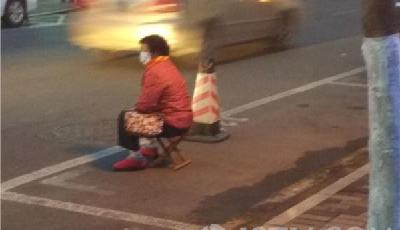 組圖：南京老夫妻寒風中輪流蹲守為兒女占車位