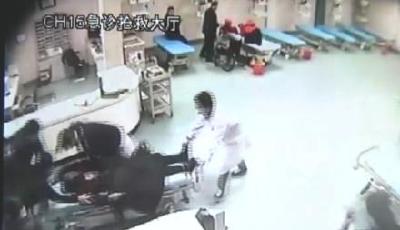 老人心臟驟停 醫生跪擔架車上搶救5分鐘(圖)