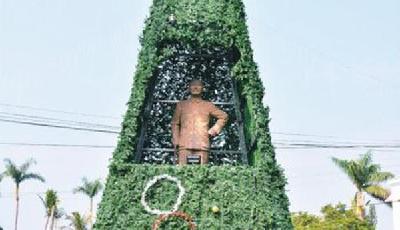 臺(tái)灣蔣介石銅像被圣誕樹包裹 不幸被指像遺照