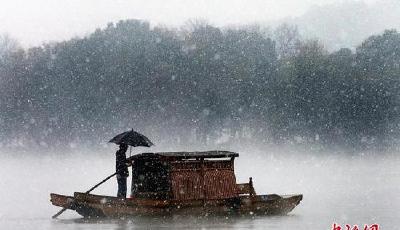 杭州迎入冬首雪 西湖現(xiàn)“獨(dú)釣寒江雪”美景