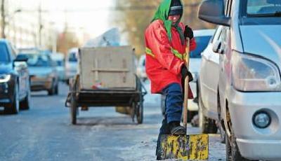 長春一清潔工丈夫病故 次日即上崗清雪(圖)