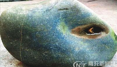 四川一名男子江邊撿到奇石 形態似人會"流淚"