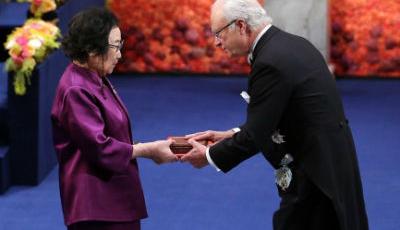 屠呦呦領(lǐng)取諾貝爾獎 胸針為黃花蒿圖案TYY造型