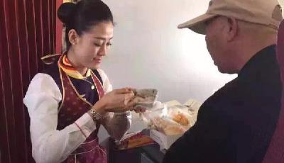 海航回應“空姐跪地喂飯老人感動抹淚”：不是炒作