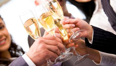 新郎請(qǐng)未送禮金同學(xué)吃飯 現(xiàn)場(chǎng)尷尬像受罰