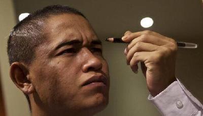 男子長(zhǎng)相酷似奧巴馬 出場(chǎng)費(fèi)上萬(wàn)回鄉(xiāng)依舊務(wù)農(nóng)