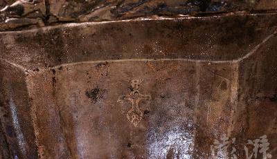 南昌?；韬钅归_棺 內(nèi)棺棺蓋現(xiàn)站立朱雀神鳥