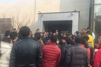 頤和廣場(chǎng)無(wú)證強(qiáng)交房 業(yè)主維權(quán)：8個(gè)月的違約金咋算