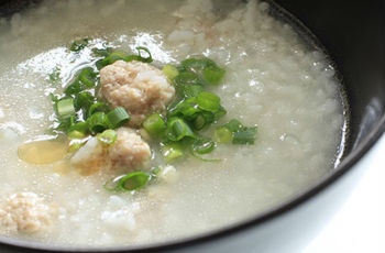 高油類高熱量食物不宜當(dāng)早餐 早餐喝粥最健康