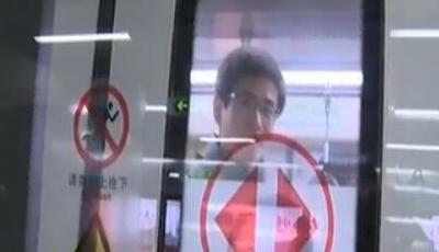 實(shí)拍記者直播連線中被地鐵帶走 無奈苦笑