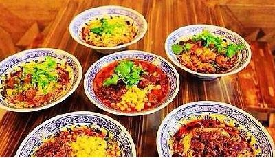 記者辭職賣小面 開連鎖店1年收入200萬(wàn)