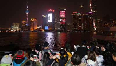 年輕人跨年新招 外灘倒數齊刷屏