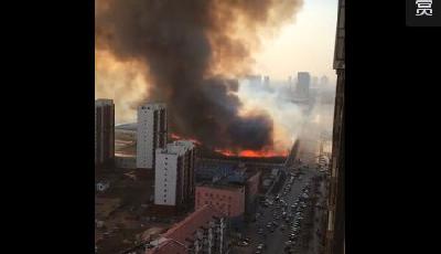 天津雙港鎮(zhèn)街頭突發(fā)大火 現(xiàn)場有較大爆炸聲(圖)