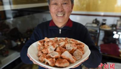 太原老人“癡情”石頭 擺出“石頭宴”以假亂真