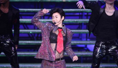 張柏芝穿透視衫女扮男裝 致敬張國榮獻唱經(jīng)典