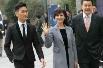 趙雅芝一家三口攜手亮相 帥氣兒子顏值高