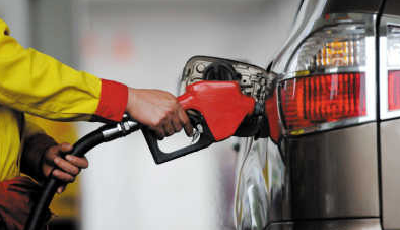 國際油價暴跌至近12年新低 國內(nèi)油價或繼續(xù)暫緩調(diào)整