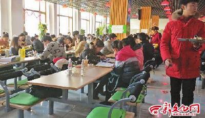 吉林一高校餐廳發通告：請學習學生為吃飯的讓個座