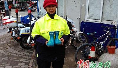 環(huán)衛(wèi)工怕鞋子弄濕光腳掃大街 熱心男子贈雨鞋