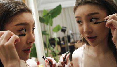 網絡女主播鏡頭前一件件換衣服 60萬人觀看