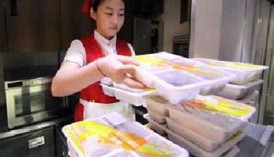 高鐵剛開車15元盒飯就賣完 12306:賣完就沒了