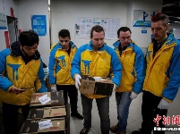 春節(jié)臨近中國(guó)員工放假 洋快遞員爭(zhēng)相上崗