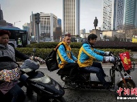 春節(jié)臨近中國(guó)員工放假 洋快遞員爭(zhēng)相上崗